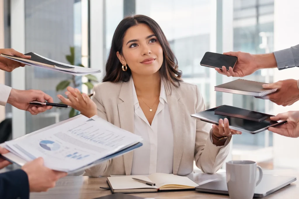 Mujer con múltiples demandas laborales manteniendo la calma, representando el tratamiento psicológico para el estrés
