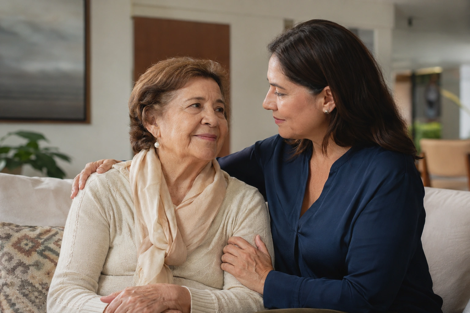Mujer adulta mayor acompañada por una familiar en casa, reflejando apoyo emocional ante la depresión en la tercera edad